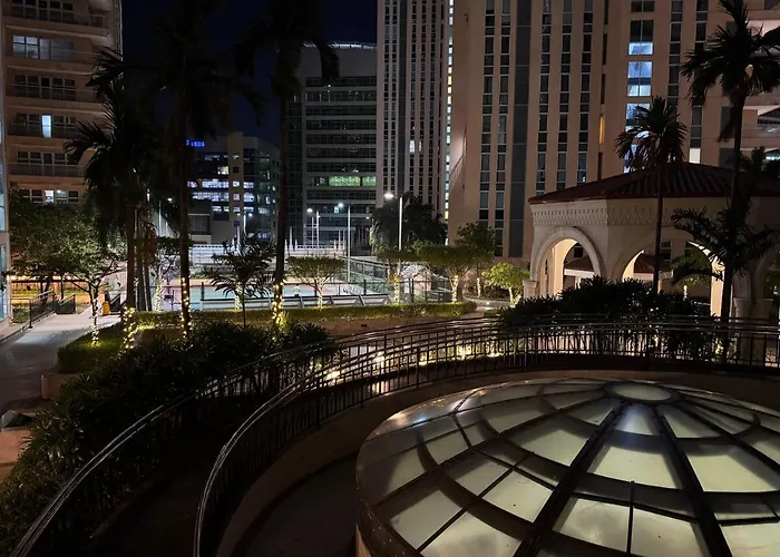 Cozy High Floor Venice With Balcony Walk To M Manila