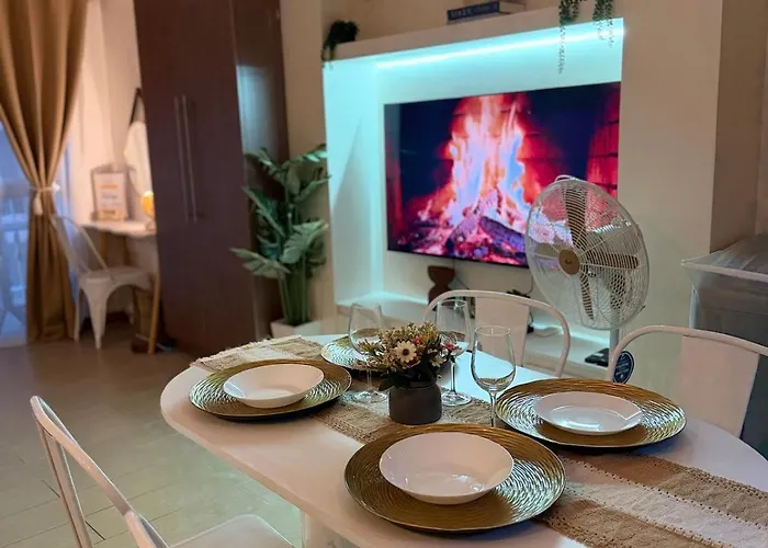 Cozy High Floor Venice With Balcony Walk To M Apartment Manila