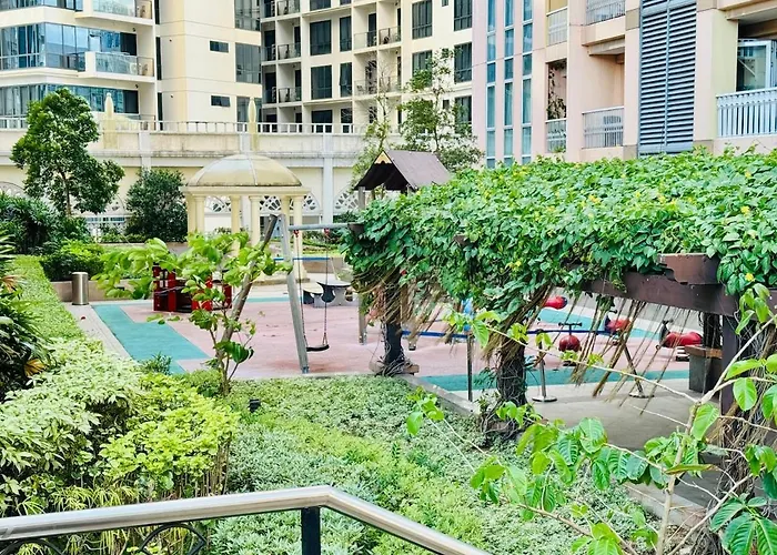 Cozy High Floor Venice With Balcony Walk To M Manila