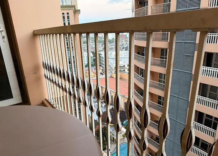 Cozy High Floor Venice With Balcony Walk To M Apartment Manila