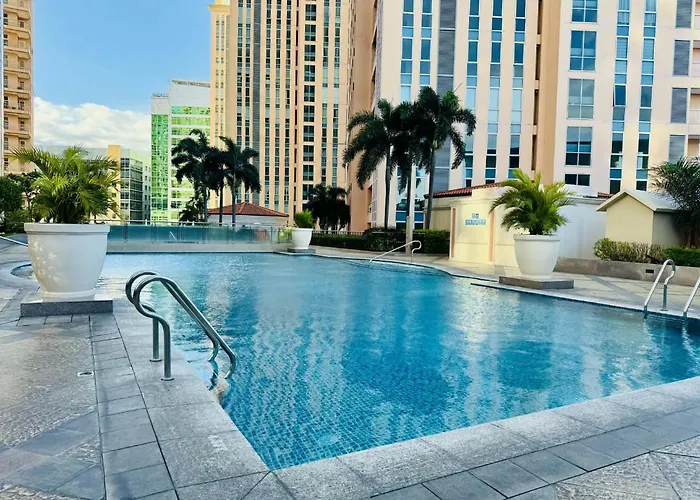 Cozy High Floor Venice With Balcony Walk To M * Manila