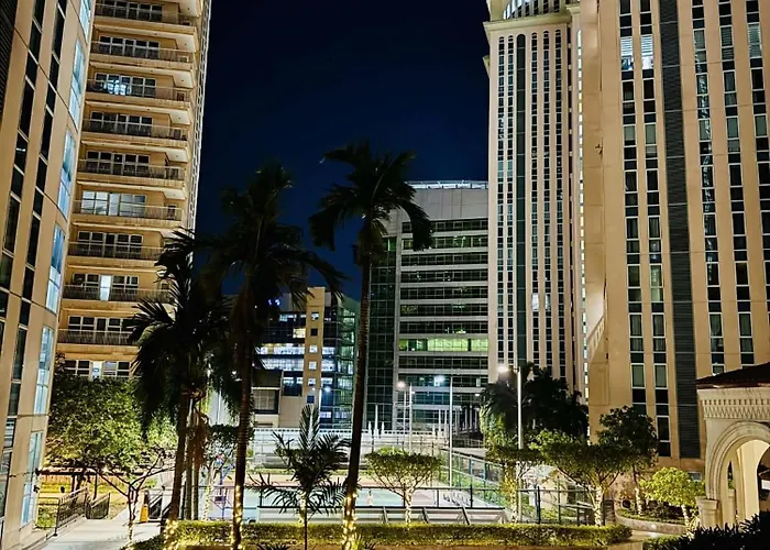 Cozy High Floor Venice With Balcony Walk To M Apartment Manila